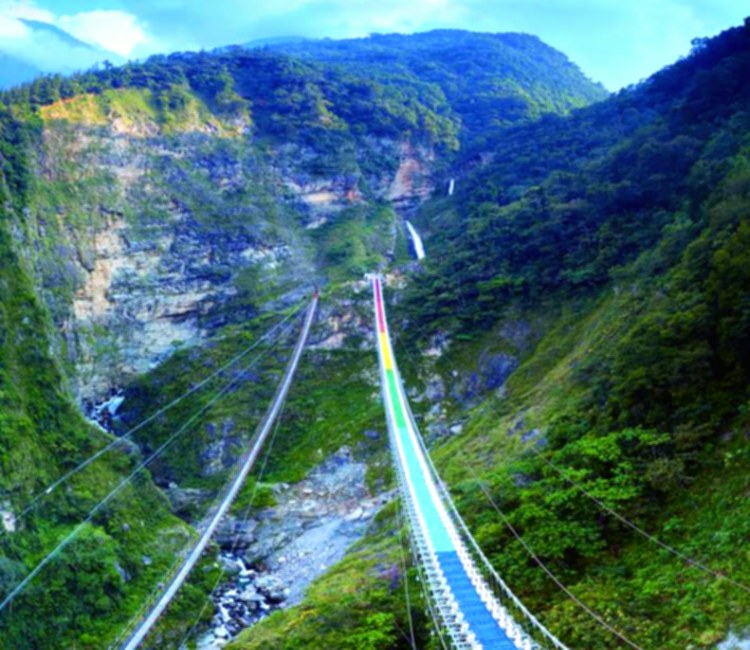 雙龍瀑布七彩吊橋